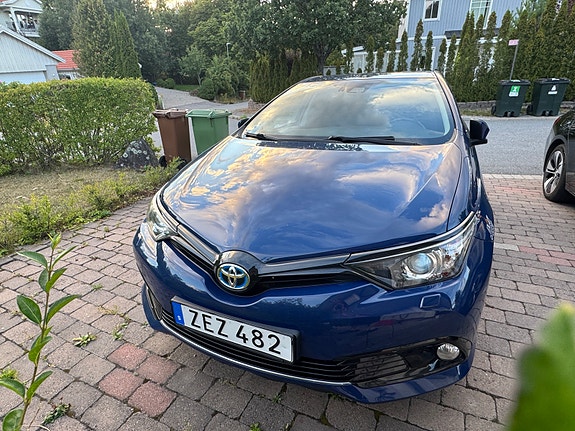Toyota Auris 2 of 6