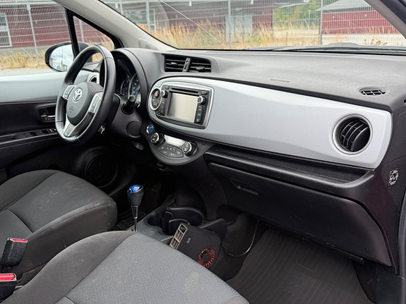 Toyota Yaris 11 of 16