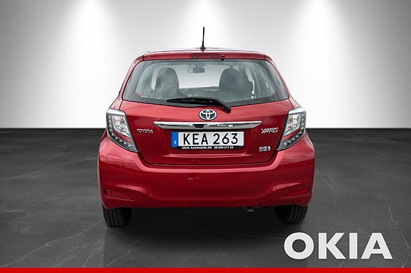 Toyota Yaris 8 of 16
