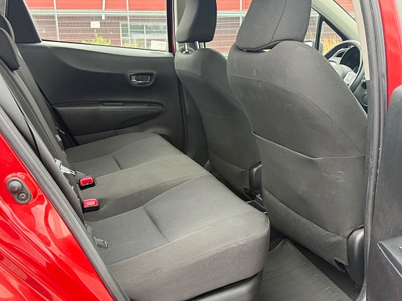 Toyota Yaris 12 of 16
