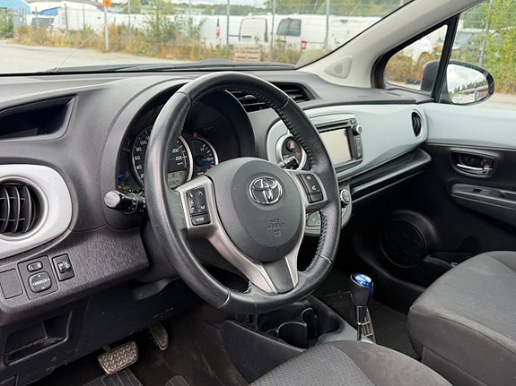 Toyota Yaris 10 of 16