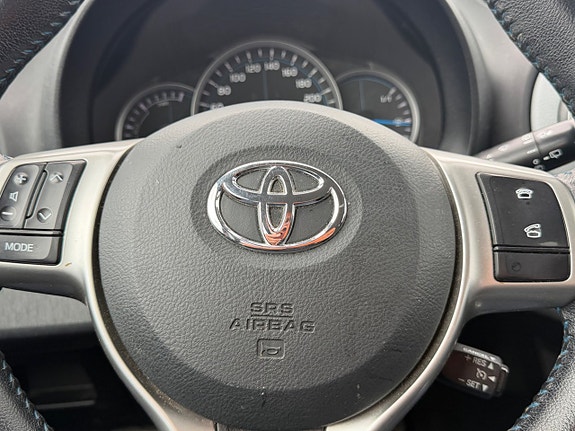 Toyota Yaris 15 of 16