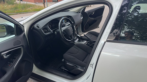 Volvo V40 Cross Country 2 of 7