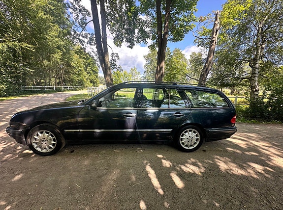 Mercedes-Benz E280 6 of 7