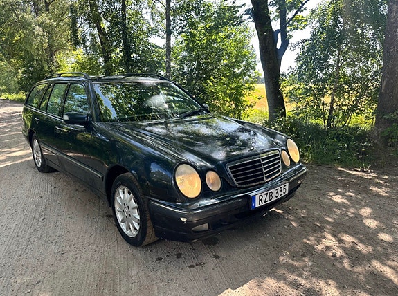 Mercedes-Benz E280 3 of 7