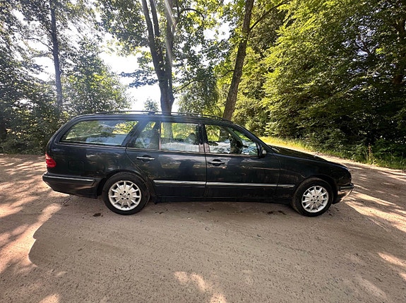 Mercedes-Benz E280 4 of 7