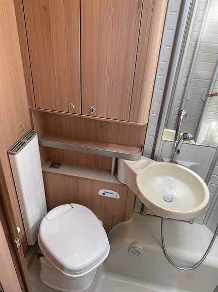 Bürstner Solano T 729 3,0 177hk/ Enkelsängar/ ALDE/ 2x AC/ Vitt skinn 16 of 21