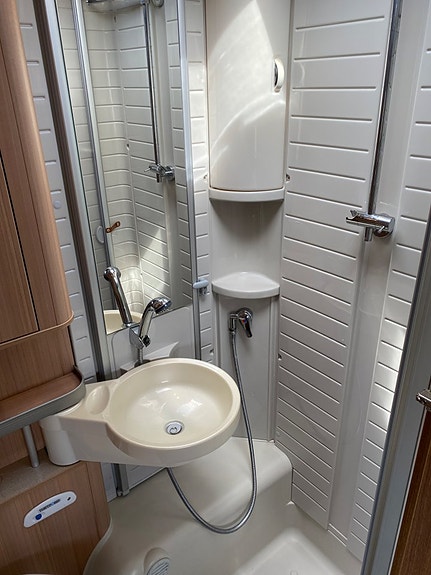 Bürstner Solano T 729 3,0 177hk/ Enkelsängar/ ALDE/ 2x AC/ Vitt skinn 15 of 21