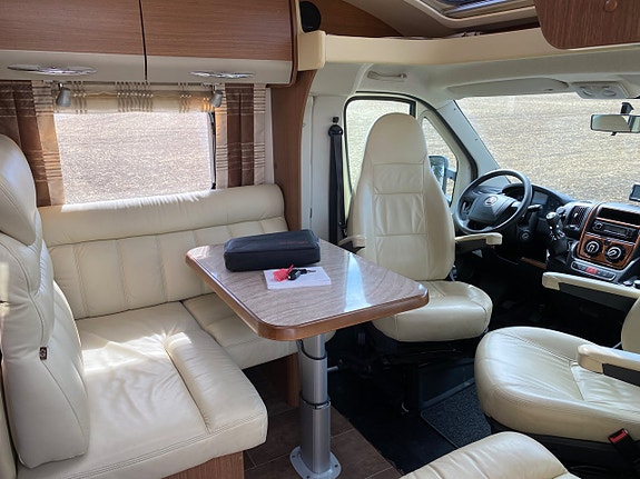 Bürstner Solano T 729 3,0 177hk/ Enkelsängar/ ALDE/ 2x AC/ Vitt skinn 7 of 21