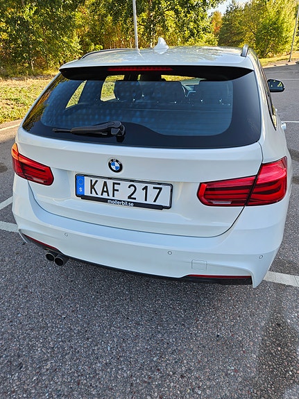 BMW 330i 4 of 30