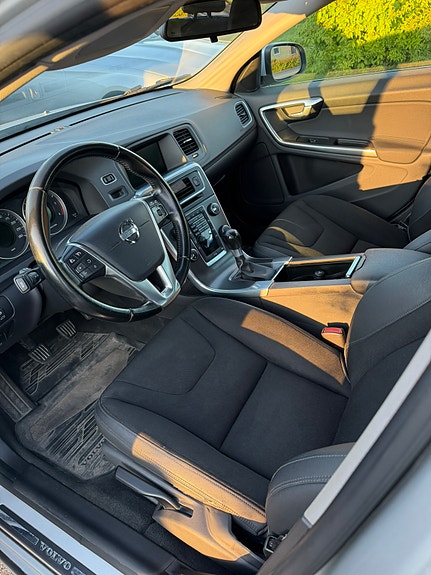 Volvo V60 2 of 7