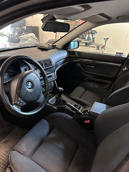 BMW 520i 3 of 5