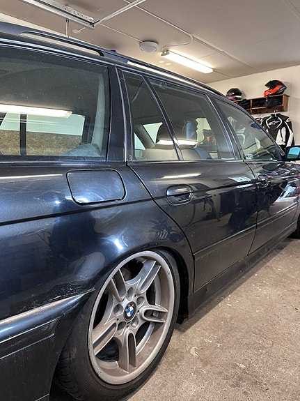 BMW 520i 4 of 5