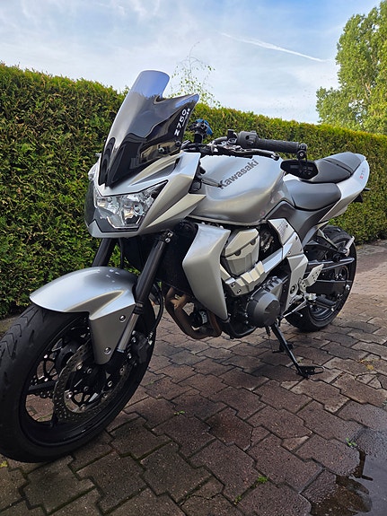 Kawasaki Z750 2 of 7