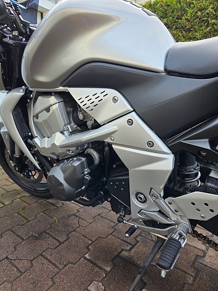 Kawasaki Z750 4 of 7