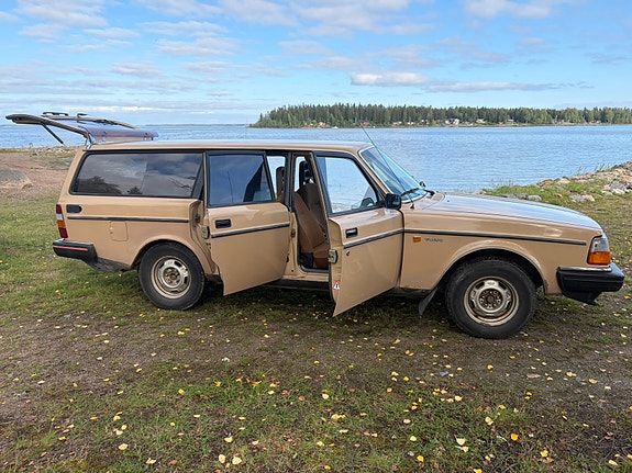 Volvo 245 13 of 29