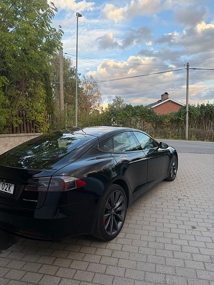 Tesla Model S 4 of 16