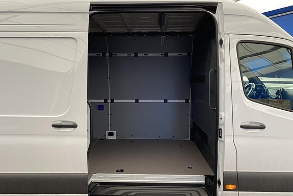 Mercedes-Benz eSprinter 420 13 of 16
