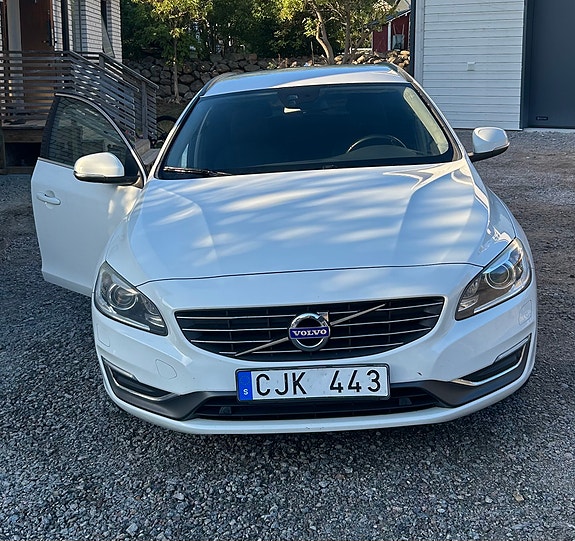 Volvo V60 2 of 5