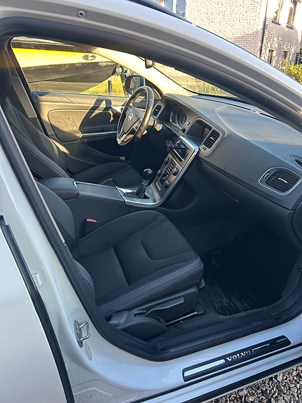 Volvo V60 3 of 5