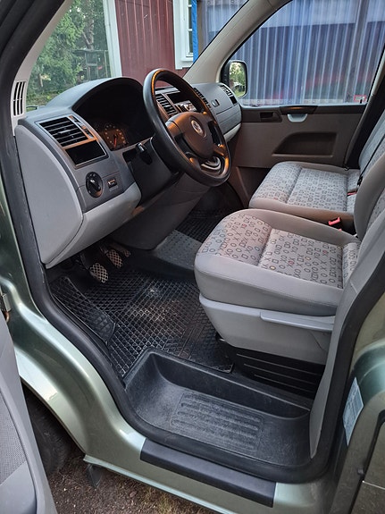 Volkswagen Caravelle 7 of 10