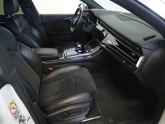Audi Q8 10 of 27