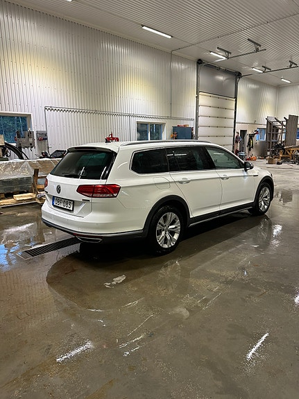 Volkswagen Passat Alltrack 3 of 3