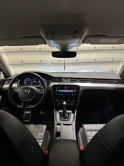 Volkswagen Passat Alltrack 2 of 3