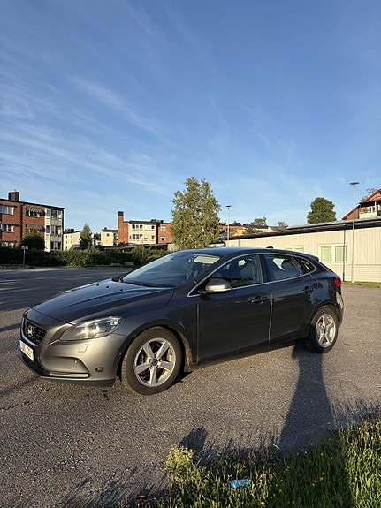 Volvo V40 2 of 7
