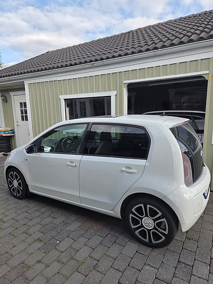 Volkswagen UP! 3 of 8