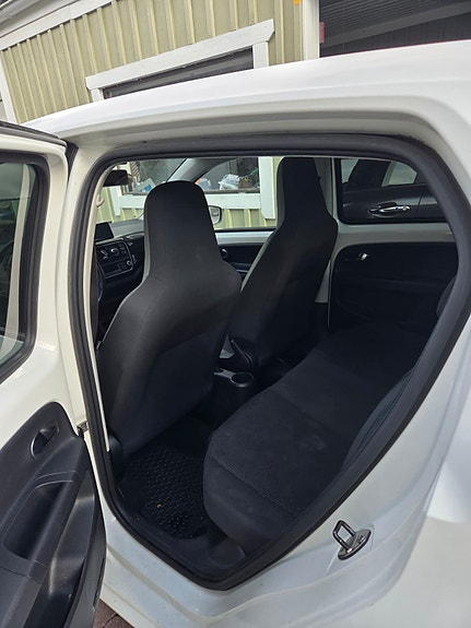 Volkswagen UP! 6 of 8
