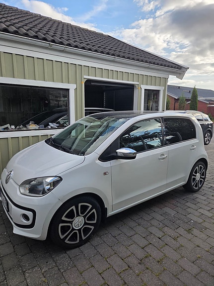 Volkswagen UP! 2 of 8