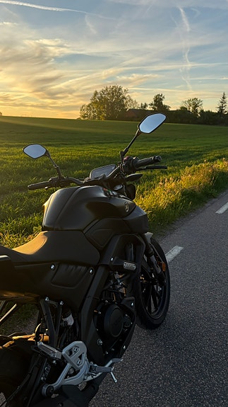 Yamaha Mt125 2 of 8
