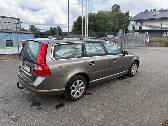 Volvo V70 3 of 7