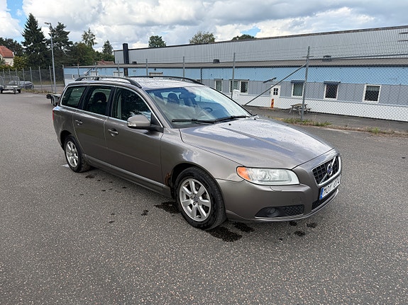 Volvo V70 2 of 7