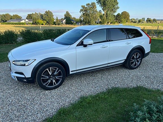 Volvo V90 Cross Country 2 of 9