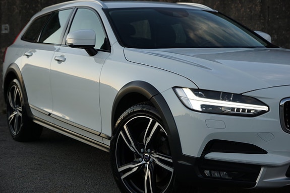 Volvo V90 Cross Country 2 of 30