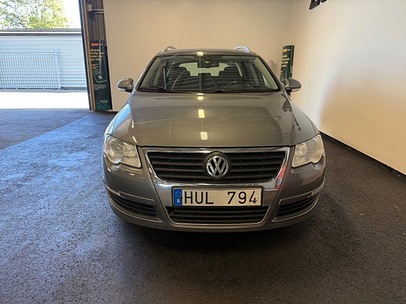 Volkswagen Passat 2 of 11