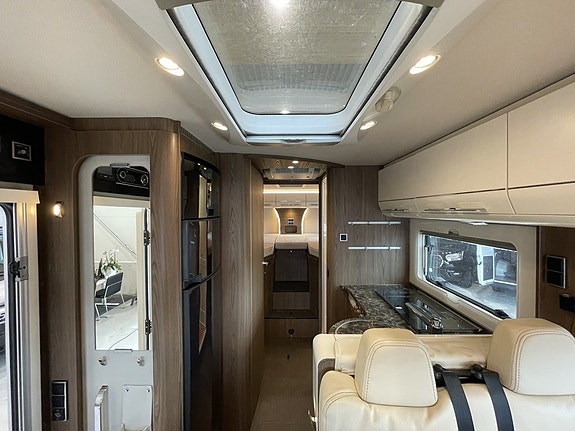 Hymer B 704 SL Automat/AC/Solcell/Manuella stödben/Ugn 5 of 21