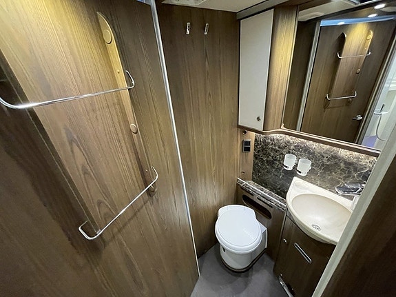 Hymer B 704 SL Automat/AC/Solcell/Manuella stödben/Ugn 13 of 21