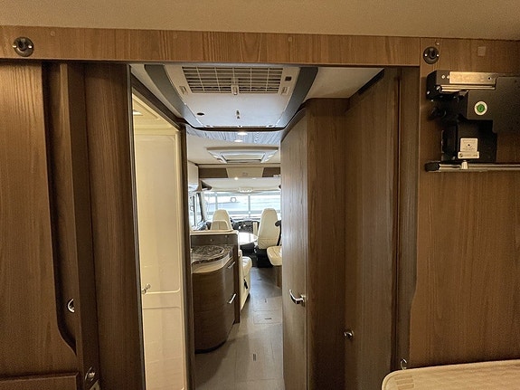 Hymer B 704 SL Automat/AC/Solcell/Manuella stödben/Ugn 11 of 21