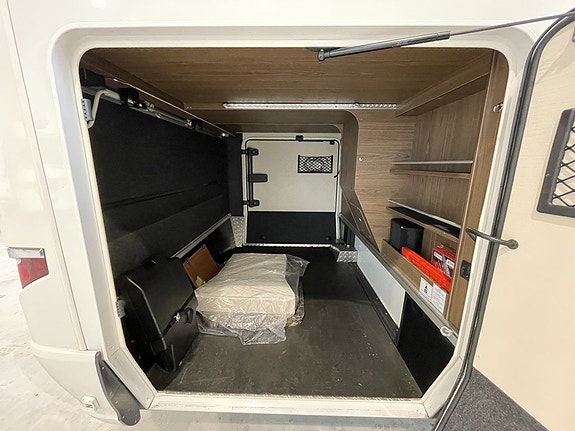 Hymer B 704 SL Automat/AC/Solcell/Manuella stödben/Ugn 2 of 21