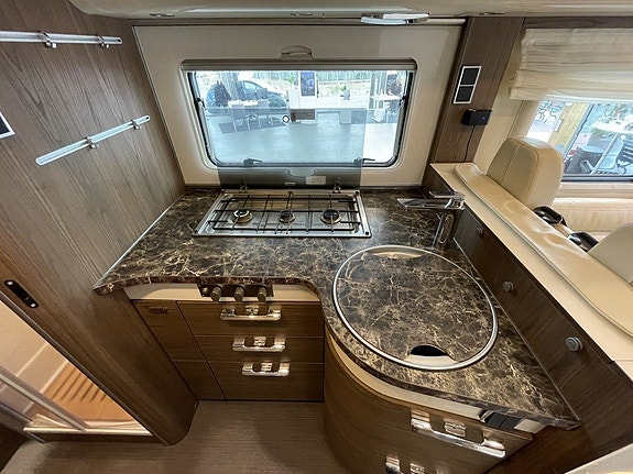Hymer B 704 SL Automat/AC/Solcell/Manuella stödben/Ugn 14 of 21