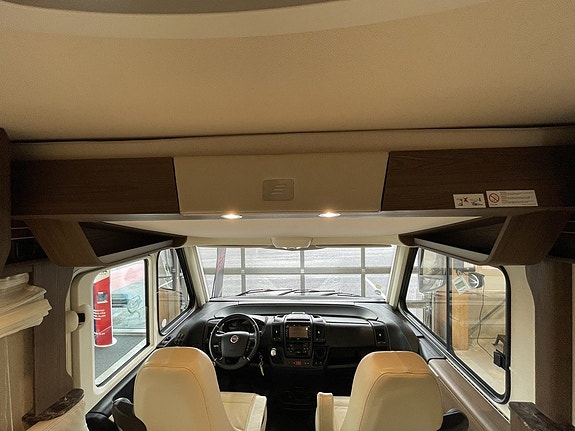 Hymer B 704 SL Automat/AC/Solcell/Manuella stödben/Ugn 15 of 21