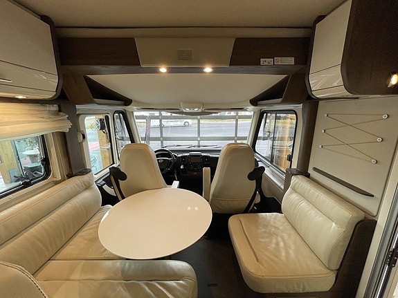 Hymer B 704 SL Automat/AC/Solcell/Manuella stödben/Ugn 16 of 21