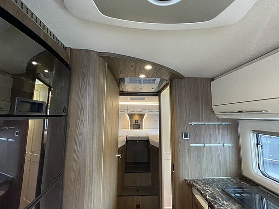 Hymer B 704 SL Automat/AC/Solcell/Manuella stödben/Ugn 6 of 21