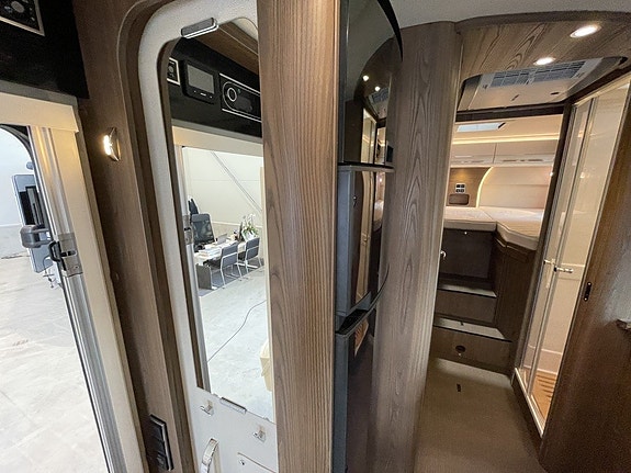 Hymer B 704 SL Automat/AC/Solcell/Manuella stödben/Ugn 18 of 21