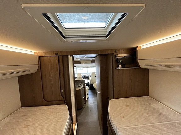 Hymer B 704 SL Automat/AC/Solcell/Manuella stödben/Ugn 10 of 21