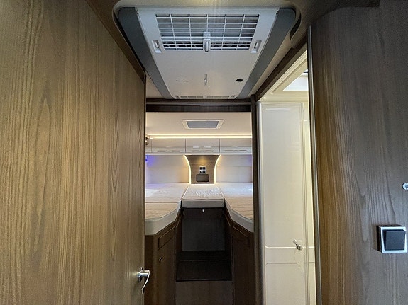 Hymer B 704 SL Automat/AC/Solcell/Manuella stödben/Ugn 9 of 21