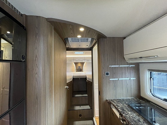 Hymer B 704 SL Automat/AC/Solcell/Manuella stödben/Ugn 7 of 21